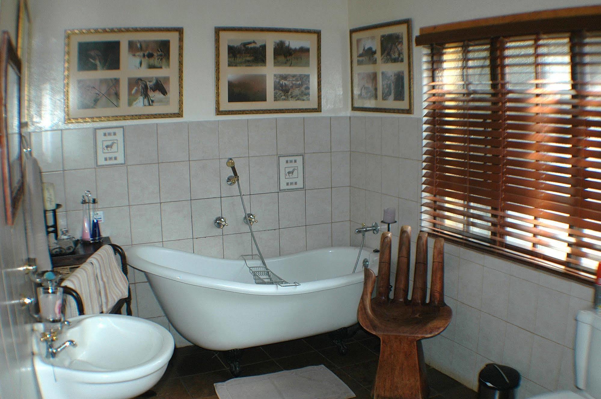 Trees Too Guest Lodge Komatipoort Bagian luar foto
