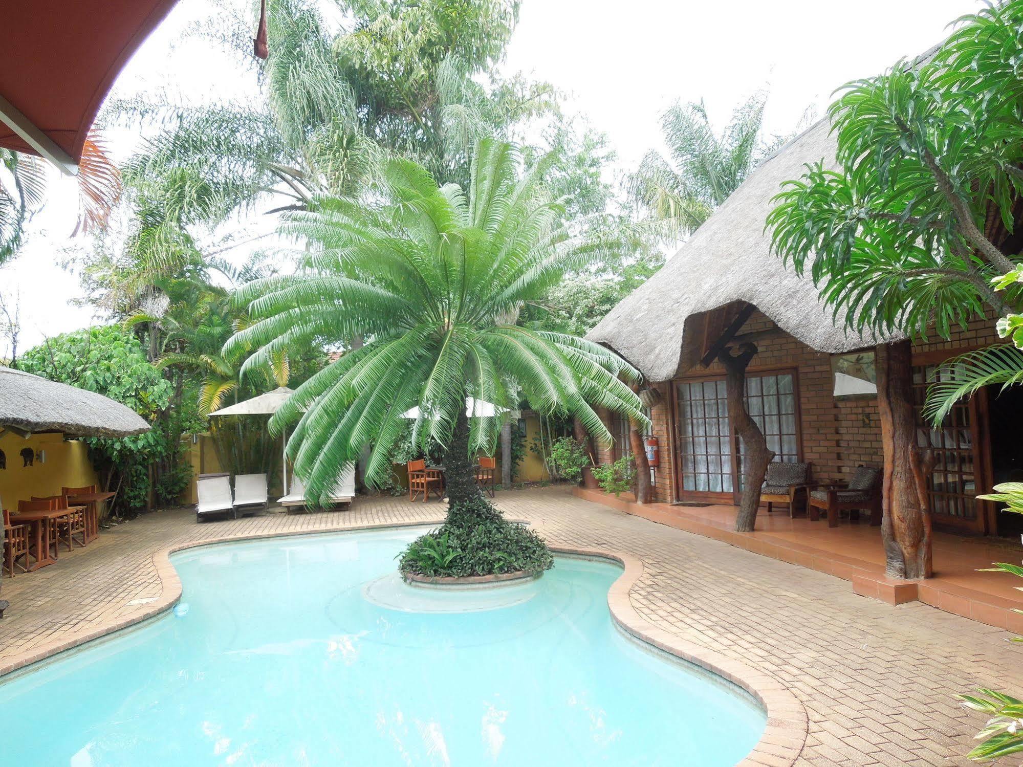 Trees Too Guest Lodge Komatipoort Bagian luar foto