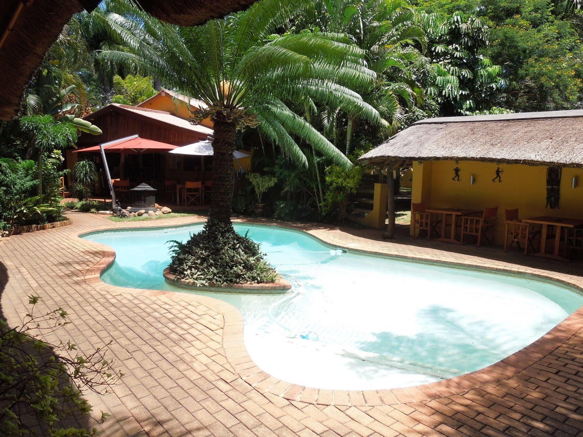 Trees Too Guest Lodge Komatipoort Bagian luar foto